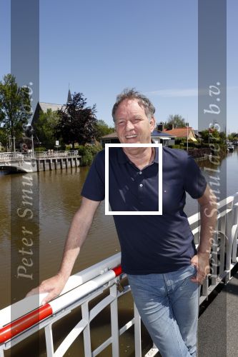 Harlingen 28 mei 2020
Piet Paulusma voor zijn huis in Harlingen.