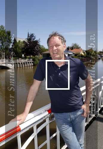 Harlingen 28 mei 2020
Piet Paulusma voor zijn huis in Harlingen.