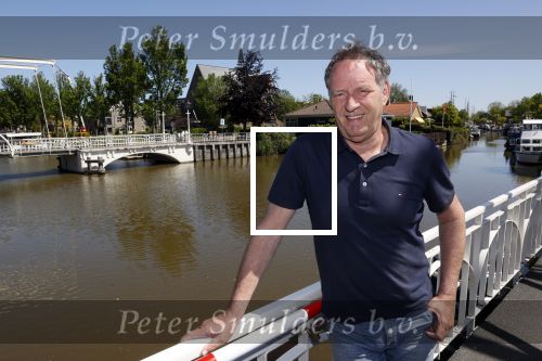 Harlingen 28 mei 2020
Piet Paulusma voor zijn huis in Harlingen.