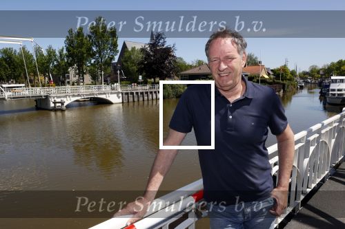 Harlingen 28 mei 2020
Piet Paulusma voor zijn huis in Harlingen.