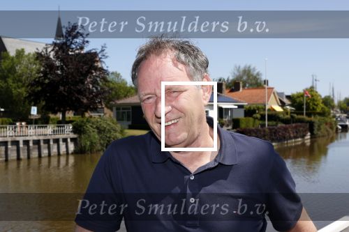 Harlingen 28 mei 2020
Piet Paulusma voor zijn huis in Harlingen.