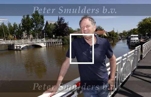 Harlingen 28 mei 2020
Piet Paulusma voor zijn huis in Harlingen.