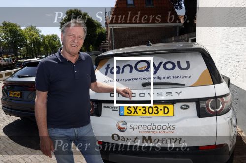 Harlingen 28 mei 2020
Piet Paulusma voor zijn huis in Harlingen.