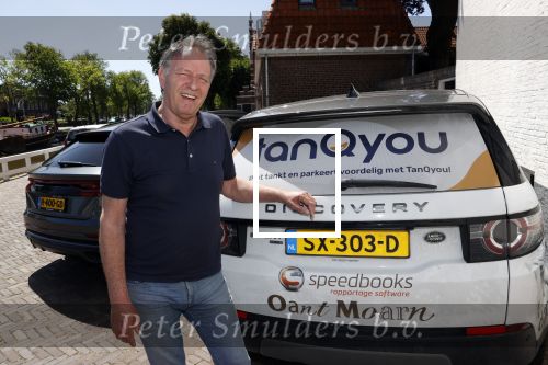 Harlingen 28 mei 2020
Piet Paulusma voor zijn huis in Harlingen.
