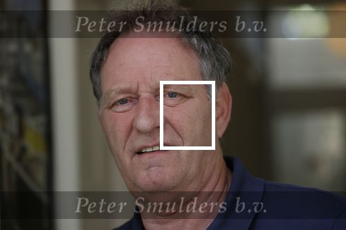 Harlingen 28 mei 2020
Piet Paulusma voor zijn huis in Harlingen.