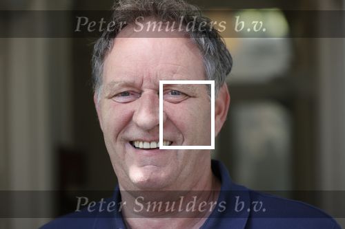 Harlingen 28 mei 2020
Piet Paulusma voor zijn huis in Harlingen.