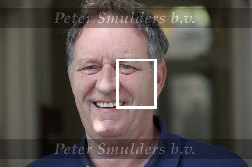 Harlingen 28 mei 2020
Piet Paulusma voor zijn huis in Harlingen.