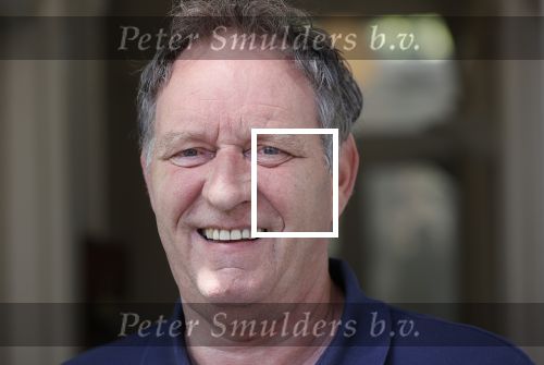 Harlingen 28 mei 2020
Piet Paulusma voor zijn huis in Harlingen.