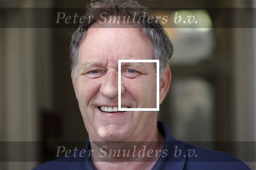 Harlingen 28 mei 2020
Piet Paulusma voor zijn huis in Harlingen.