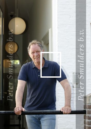 Harlingen 28 mei 2020
Piet Paulusma voor zijn huis in Harlingen.