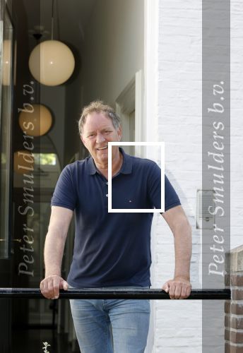 Harlingen 28 mei 2020
Piet Paulusma voor zijn huis in Harlingen.