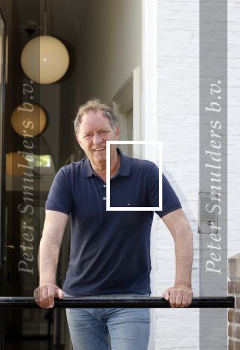 Harlingen 28 mei 2020
Piet Paulusma voor zijn huis in Harlingen.