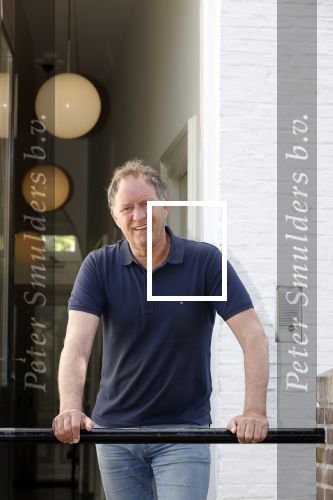 Harlingen 28 mei 2020
Piet Paulusma voor zijn huis in Harlingen.