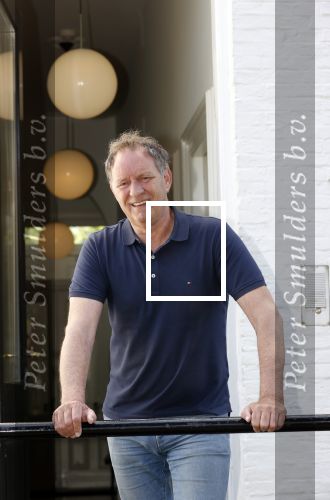 Harlingen 28 mei 2020
Piet Paulusma voor zijn huis in Harlingen.