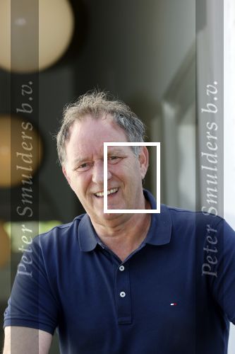 Harlingen 28 mei 2020
Piet Paulusma voor zijn huis in Harlingen.