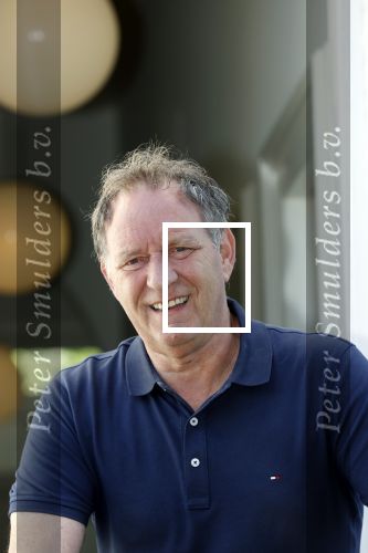 Harlingen 28 mei 2020
Piet Paulusma voor zijn huis in Harlingen.