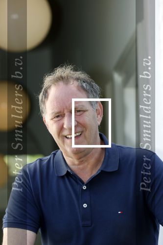 Harlingen 28 mei 2020
Piet Paulusma voor zijn huis in Harlingen.