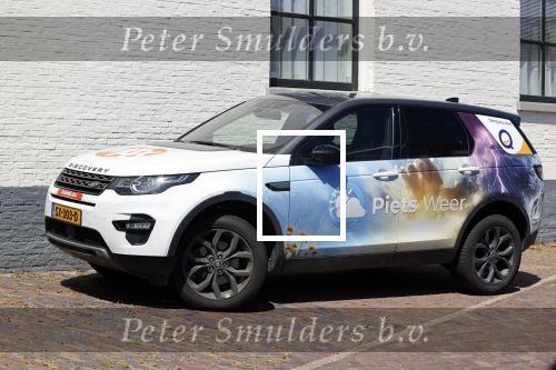 Harlingen 28 mei 2020
Piet Paulusma voor zijn huis in Harlingen.