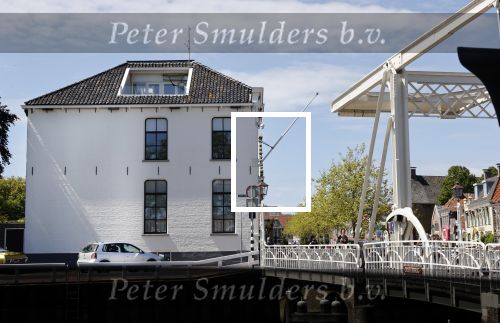 Harlingen 28 mei 2020
Piet Paulusma voor zijn huis in Harlingen.
