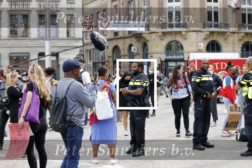 Amsterdam 1 juni 2020
Demonstratie op de dam tegen politiegeweld tegen donkere mensen naar aanleiding van de dood van George Floyd door poltieman in USA. Politie
