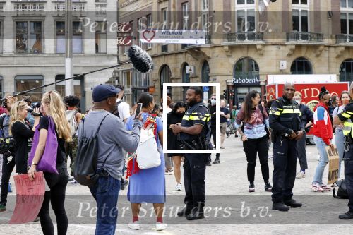 Amsterdam 1 juni 2020
Demonstratie op de dam tegen politiegeweld tegen donkere mensen naar aanleiding van de dood van George Floyd door poltieman in USA. Politie
