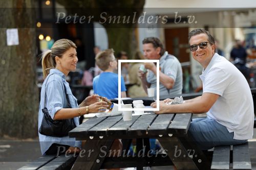 Amsterdam 31 mei 2020
Quincy Schellevis met zijn vrouw op terras in de cornelis schuytstraat