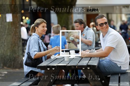 Amsterdam 31 mei 2020
Quincy Schellevis met zijn vrouw op terras in de cornelis schuytstraat