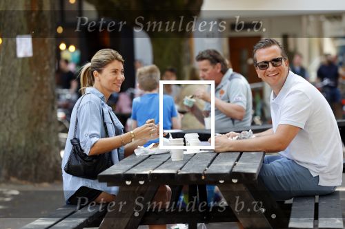 Amsterdam 31 mei 2020
Quincy Schellevis met zijn vrouw op terras in de cornelis schuytstraat