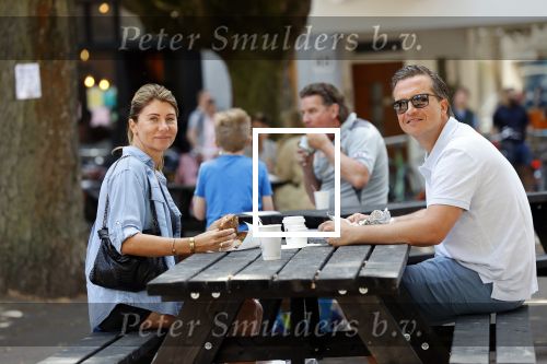 Amsterdam 31 mei 2020
Quincy Schellevis met zijn vrouw op terras in de cornelis schuytstraat