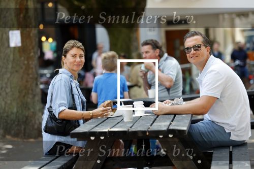 Amsterdam 31 mei 2020
Quincy Schellevis met zijn vrouw op terras in de cornelis schuytstraat