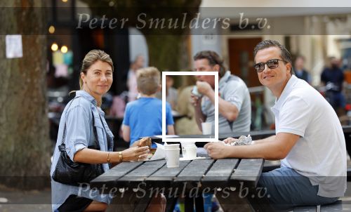 Amsterdam 31 mei 2020
Quincy Schellevis met zijn vrouw op terras in de cornelis schuytstraat