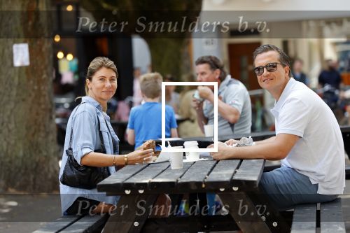 Amsterdam 31 mei 2020
Quincy Schellevis met zijn vrouw op terras in de cornelis schuytstraat