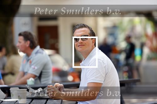 Amsterdam 31 mei 2020
Quincy Schellevis met zijn vrouw op terras in de cornelis schuytstraat