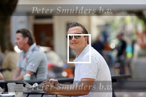 Amsterdam 31 mei 2020
Quincy Schellevis met zijn vrouw op terras in de cornelis schuytstraat