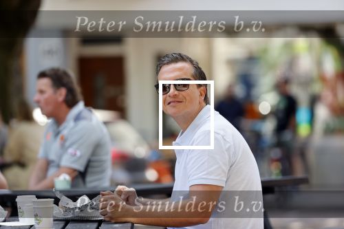 Amsterdam 31 mei 2020
Quincy Schellevis met zijn vrouw op terras in de cornelis schuytstraat