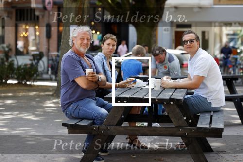 Amsterdam 31 mei 2020
Quincy Schellevis met zijn vrouw op terras in de cornelis schuytstraat. Met Mark Teurlings
