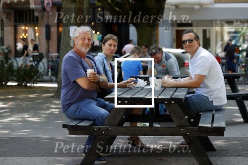 Amsterdam 31 mei 2020
Quincy Schellevis met zijn vrouw op terras in de cornelis schuytstraat. Met Mark Teurlings