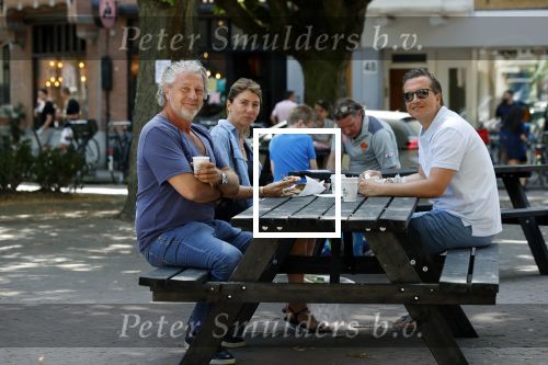Amsterdam 31 mei 2020
Quincy Schellevis met zijn vrouw op terras in de cornelis schuytstraat. Met Mark Teurlings