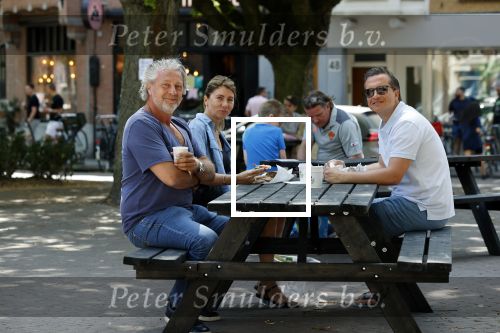 Amsterdam 31 mei 2020
Quincy Schellevis met zijn vrouw op terras in de cornelis schuytstraat. Met Mark Teurlings