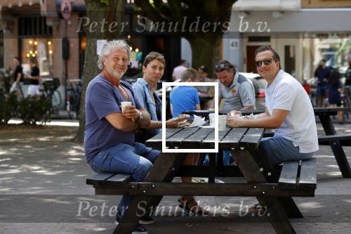 Amsterdam 31 mei 2020
Quincy Schellevis met zijn vrouw op terras in de cornelis schuytstraat. Met Mark Teurlings