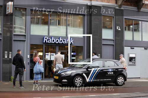 Amsterdam 11 juni 2020
Mensen aan het wachten bij rabobank
