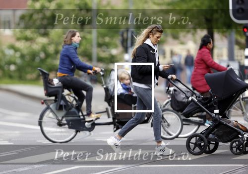 Amsterdam 2 mei 2020
Renee Gunning achter de kinderwagen.