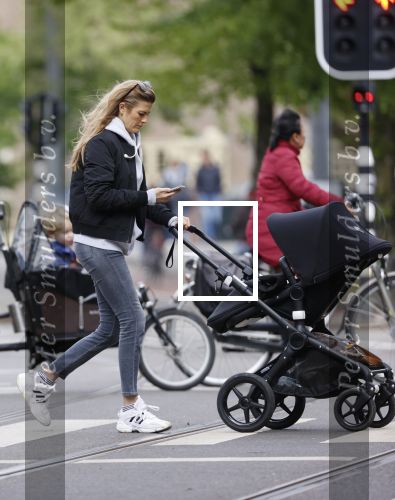 Amsterdam 2 mei 2020
Renee Gunning achter de kinderwagen.