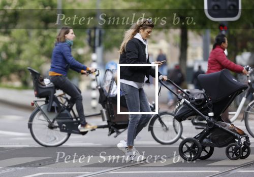 Amsterdam 2 mei 2020
Renee Gunning achter de kinderwagen.