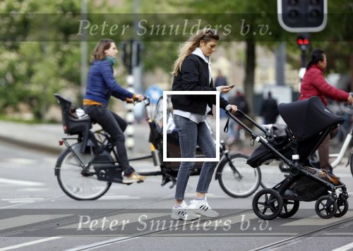Amsterdam 2 mei 2020
Renee Gunning achter de kinderwagen.