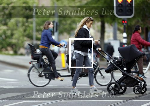 Amsterdam 2 mei 2020
Renee Gunning achter de kinderwagen.