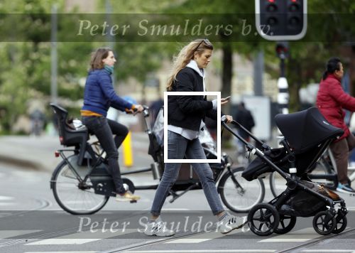 Amsterdam 2 mei 2020
Renee Gunning achter de kinderwagen.