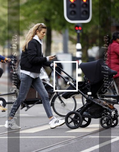 Amsterdam 2 mei 2020
Renee Gunning achter de kinderwagen.