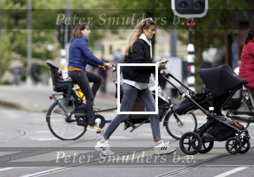 Amsterdam 2 mei 2020
Renee Gunning achter de kinderwagen.