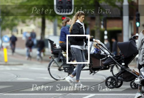 Amsterdam 2 mei 2020
Renee Gunning achter de kinderwagen.